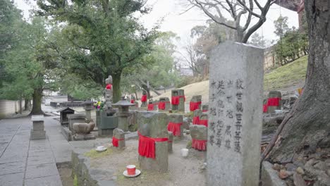 Jizo-Wächterstatuen-Und-Grabstein,-Rack-Fokus-Enthüllungsaufnahme