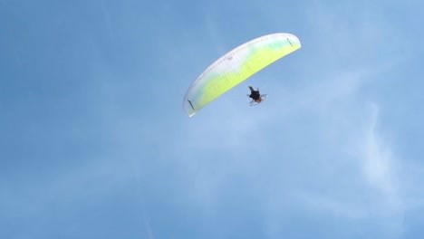 Parapente-Pasando-Por-Encima-Del-Cielo-Azul