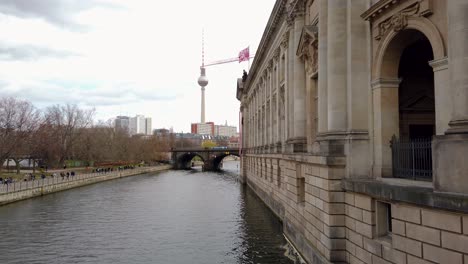 Torre-De-Televisión-De-Berlín-Desde-El-Puente-En-La-Isla-De-Los-Museos-Sobre-El-Río-Spree