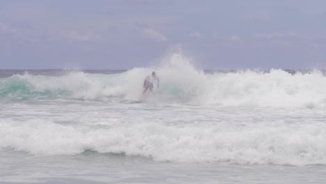 Surf---Surfista-Atrapando-Olas-En-La-Playa-De-South-Gorge-Patrullada-Por-Salvavidas-En-Jet-Ski---North-Stradbroke-Island,-Qld,-Australia---Tiro-Ancho