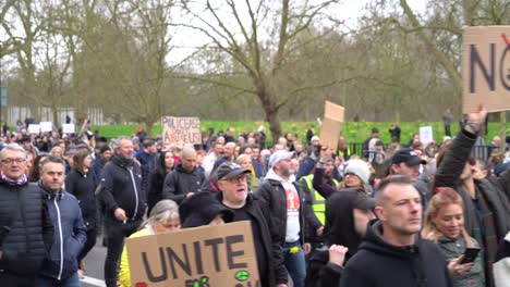Große-Menschenmengen-Marschieren-Mit-Schildern-Beim-Anti-lockdown-protest-In-London,-Großbritannien