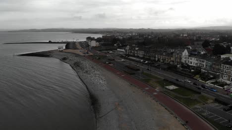 Drohnenaufnahmen-Von-Morecambe,-Der-In-Lancashire,-Großbritannien,-Aufs-Meer-Hinausfliegt