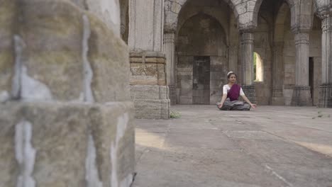 Mujer-Haciendo-Meditación-En-El-Patrimonio-Mundial-De-La-Unesco-Kamani-Masjid-También-Llamada-Mezquita-Kamani,-Champaner,-Gujarat