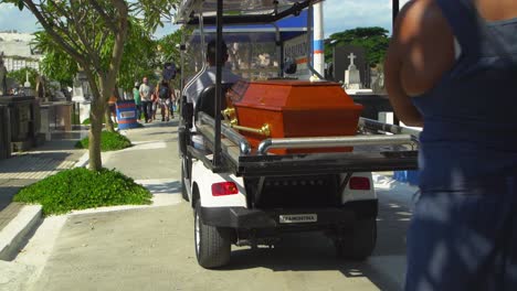 Un-Carro-Portador-De-Un-Ataúd-Seguido-Por-Familiares-Y-Amigos-En-Una-Procesión-Fúnebre-Al-Aire-Libre-Durante-La-Pandemia-De-Covid19