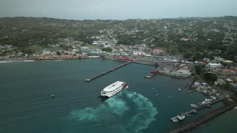 Vista-Aérea-De-La-Ciudad-De-Scarbourough-Mientras-Un-Transbordador-De-Pasajeros-Atraca-En-El-Puerto