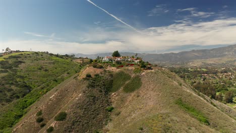 Vista-Aérea-De-Una-Mansión-En-La-Cima-De-Una-Montaña-En-Santa-Barbara,-California