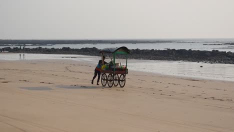 Vendedor-De-Jugos-En-La-Playa-Vacía-En-Mumbai-En-Busca-De-Clientes-|-Vendedor-De-Jugos-Moviéndose-Con-Su-Puesto-En-Una-Playa-Vacía-En-Mumbai,-15-De-Marzo-De-2021