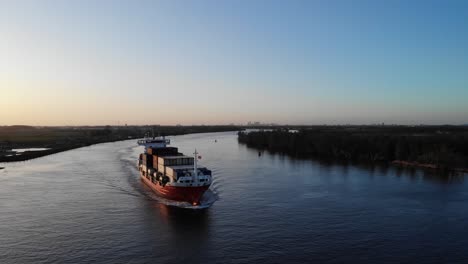 Barco-De-Contenedores-De-Carga-En-El-Río-Oude-Maas-En-Países-Bajos