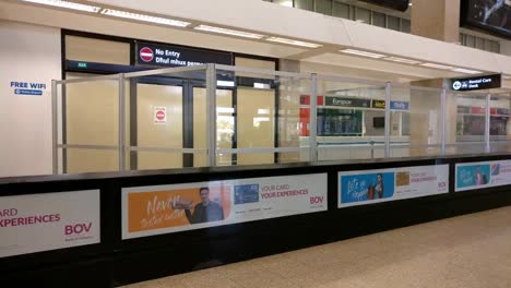 Toma-Estática-De-Una-Salida-Vacía-Del-Aeropuerto-En-Malta,-Carteles-Publicitarios-En-Las-Paredes