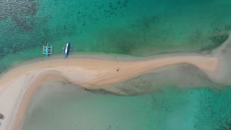 Luftaufnahme-Einer-Insel-Mit-Booten-Und-Menschen,-Die-Auf-Ihrem-Schönen-Klaren-Wasser-Spielen-Und-Schwimmen