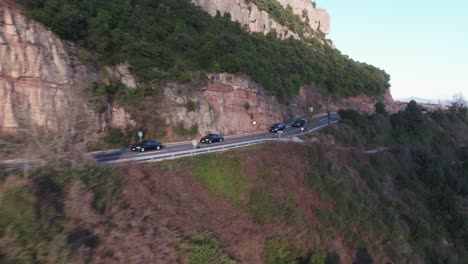 Coches-Circulando-Por-Carretera-De-Montaña