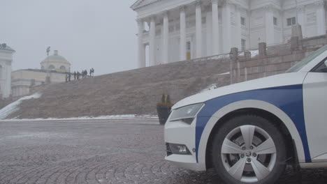 Polizeiauto-Bewacht-Die-Treppe-Der-Kathedrale-Von-Helsinki