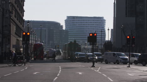 Tráfico-Que-Se-Mueve-A-Lo-Largo-De-Bridge-Street-Por-La-Mañana-En-Westminster