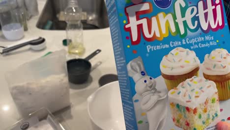 Niño-Horneando-Un-Pastel-Funfetti-En-Casa