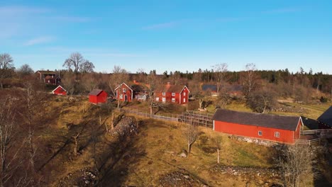 Toma-Aérea-Ascendente-De-Casas-De-Campo-Históricas-En-Asens-Por-Reserva-Cultural-En-Suecia