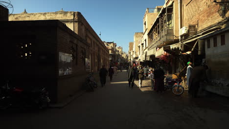 Marketplace-In-Downtown-Of-Lahore-With-Traditional-Buildings-In-Punjab,-Pakistan