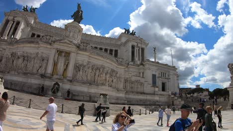 Piazza-Venezia-Y-Monumento-Vittorio-Emanuele-Ii-En-Roma,-Italia-En-Un-Hermoso-Día-De-Primavera-Con-Cielo-Azul-Y-Nubes-Blancas