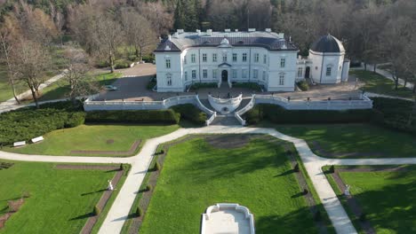 Antena:-Palacio-Tiskeviciai-En-Palanga-Con-Un-Hermoso-Jardín-Verde