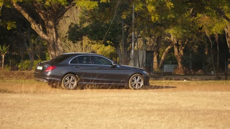 Luxusauto,-Das-Auf-Ländlicher-Unbefestigter-Straße-In-Afrikanischer-Vorstadtgemeinde-Fährt