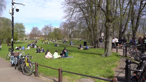 Gente-Relajándose-En-Piezas-De-Cristos-Durante-Un-Día-Soleado