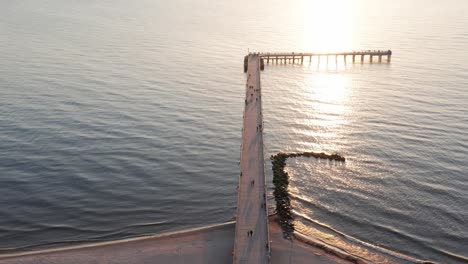 Antenne:-Sonnenuntergang-In-Der-Ostsee-Mit-Palanga-Pier-Und-Sandstrand-Voller-Menschen