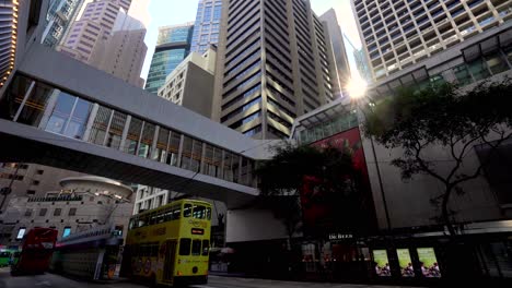 Tranvía-En-La-Calle-En-El-Centro-De-La-Ciudad,-Centro-De-Hong-Kong-Durante-El-Día