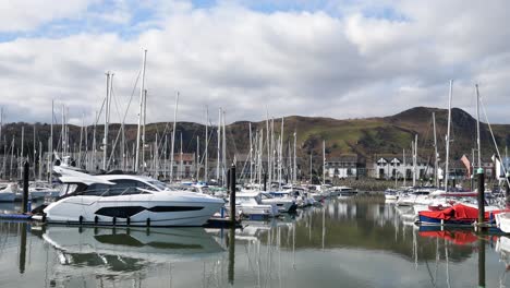 Yachten,-Schnellboote-Und-Segelboote,-Die-Unter-Dem-Luxuriösen-Bergigen-Marina-Conwy-Am-Wasser-Von-Nordwales-Festgemacht-Sind