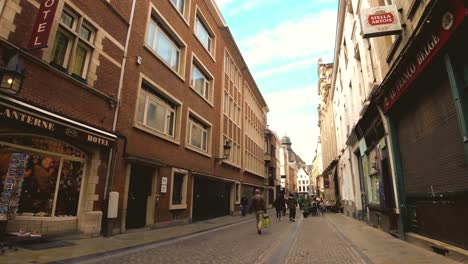 Zeitraffer-Von-Fußgängern,-Die-Durch-Die-Altstadt-Von-Brüssel,-Belgien-Schlendern---Hineindrücken