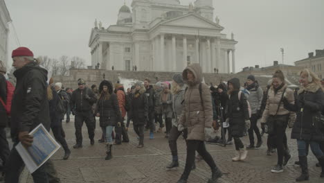 Eine-Riesige-Menge-Von-Demonstranten-Geht-An-Einem-Kalten-Wintertag-Während-Eines-Friedlichen-Protestes-Von-Der-Kathedrale-Von-Helsinki-Aus