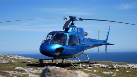 Privater-Tourhubschrauber-Auf-Der-Bergklippe-Mit-Blick-Auf-Die-Blaue-Ozeanlandschaft-Startvorbereitung