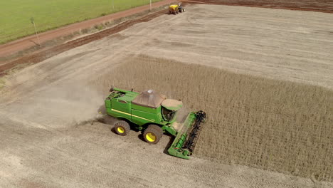 Tractor-Agrícola-Cosechando-Soja-En-El-Campo