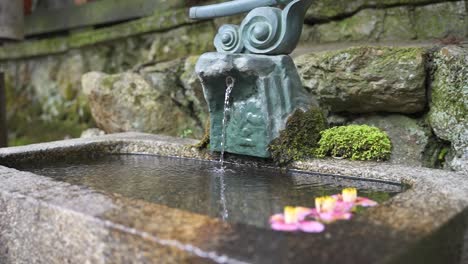 Fuente-De-Agua-En-Cámara-Lenta-En-El-Santuario-Fushimi,-Kyoto