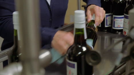 Arbeiter,-Der-Weinflaschen-In-Einem-Weingut-In-Madeira-Reinigt---Handheld-Ansicht