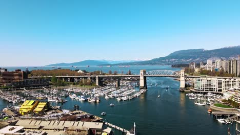 Stadtluftfahrt-über-Hafen-Mit-Booten-Vor-Malerischer-Berglandschaft---Zeitlupe