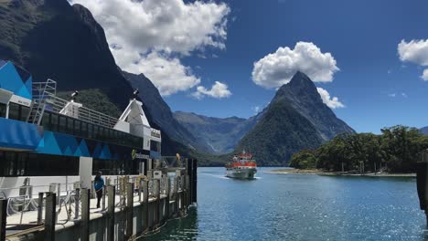 Kreuzfahrt,-Ankunft-Am-Jachthafen-In-Milford-Sound,-Fjordland,-Neuseeland