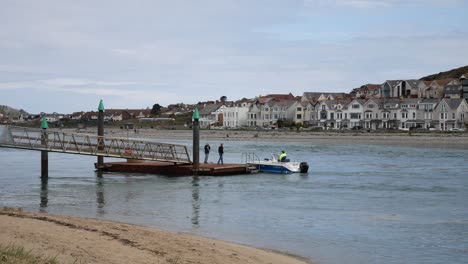 Zwei-Männer-Warten-Auf-Das-Einsteigen-In-Ein-Touristisches-Angelboot-Von-Conwy-Steel-Jetty-Waterfront