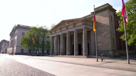 Nuevo-Edificio-De-Guardia-En-Unter-Den-Linden-Boulevard-En-El-Centro-Histórico-De-Berlín