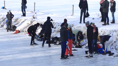 Paisaje-De-Nieve-Invernal-Con-Un-Gran-Grupo-De-Personas-En-El-Río-Congelado-Berkel-Cerca-Del-Patinaje-Sobre-Hielo-De-La-Ciudad-Hanseática