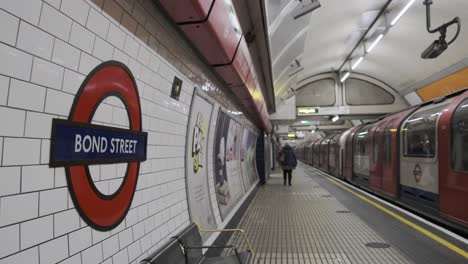 Ruhige-Bond-Street-Roundel-Londoner-U-Bahn-Central-Line-Tube-Station-Verlassen