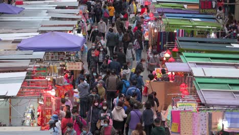 El-Mercado-De-La-Calle-Fa-Yuen-Se-Detiene-Mientras-Grandes-Multitudes-De-Compradores-Buscan-Verduras,-Frutas,-Regalos-Y-Artículos-De-Moda-A-Precio-De-Ganga-En-Hong-Kong