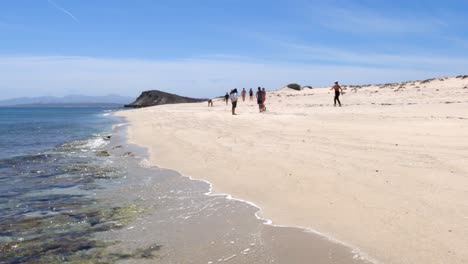 La-Gente-Camina-Por-Una-Hermosa-Playa-De-Arena-Blanca-En-Una-Isla-Desierta-En-Un-Día-Caluroso-Y-Soleado