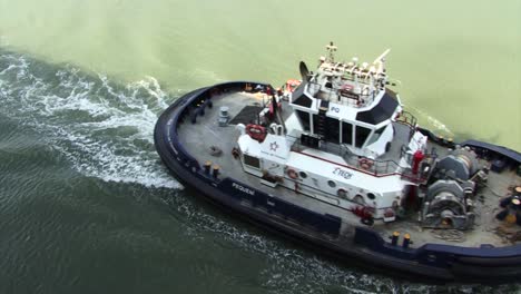 Tugboat-at-Miraflores-Locks,-Panama-Canal