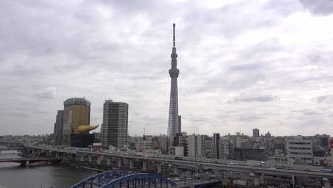 Vista-Diurna-Desde-Arriba-Mirando-Tokio-Skytree-Y-Tráfico-Con-Río