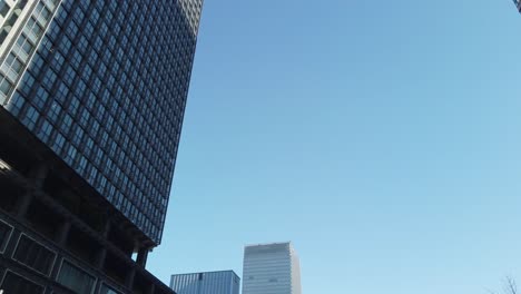 Pov-Zum-Himmel-Mit-Vielen-Wolkenkratzerbürogebäuden-In-Der-Großstadt