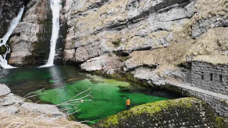 Mann-Genießt-Die-Aussicht-Auf-Den-Wasserfall-Savica,-Bohinj,-Slowenien