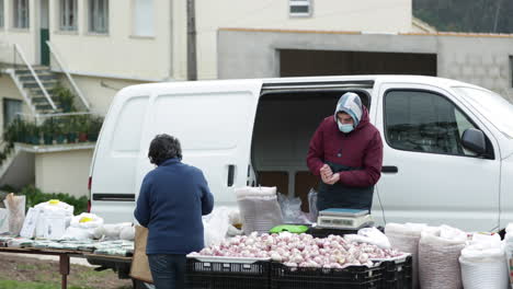 Mujer-Vendee-Comprando-En-El-Mercado-De-Puestos-Con-Mercancía-Orgánica-En-Leiria,-Portugal