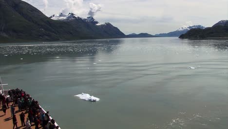 Kreuzfahrt-Durch-Den-Tarr-Einlass-An-Einem-Schönen-Sommertag-In-Glacier-Bay,-Alaska