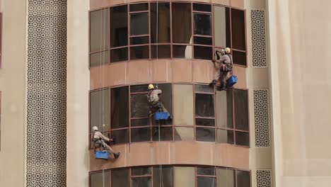 Ein-Team-Von-3-Professionellen-Glasreinigungsmitarbeitern-Reinigt-Wöchentlich-Mehrstöckige-Gebäude