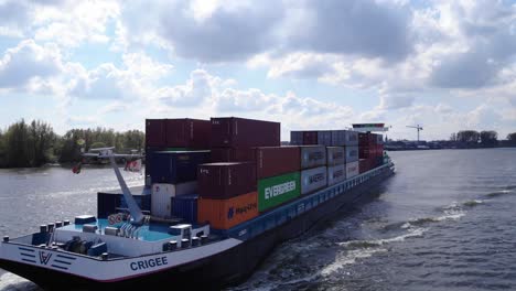 Beladenes-Frachtschiff-Von-Crigee-Segeln-Im-Wasser-Der-Oude-Maas-In-Puttershooek,-Südholland