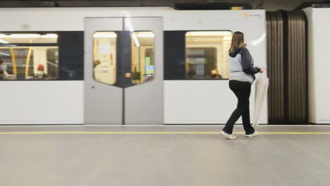 Menschen,-Die-Während-Der-Pandemie-In-Oslo,-Norwegen,-Die-U-Bahn-Nehmen